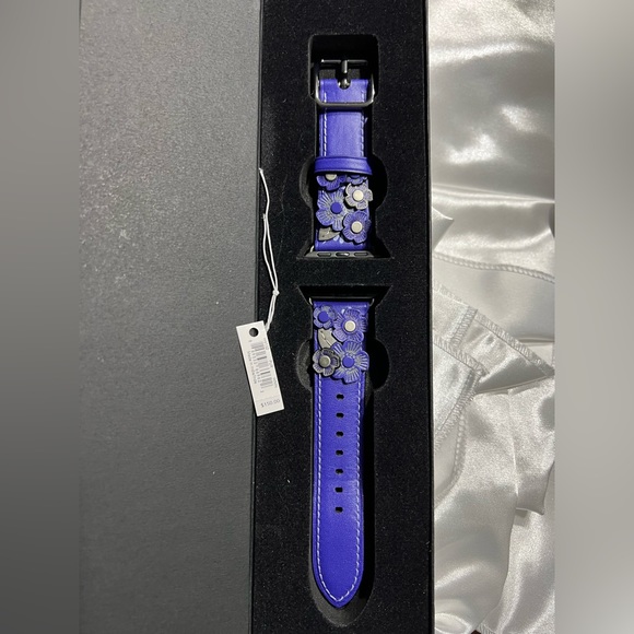 Coach Leather Tea Rose Apple Watch Strap Purple - Picture 3 of 6